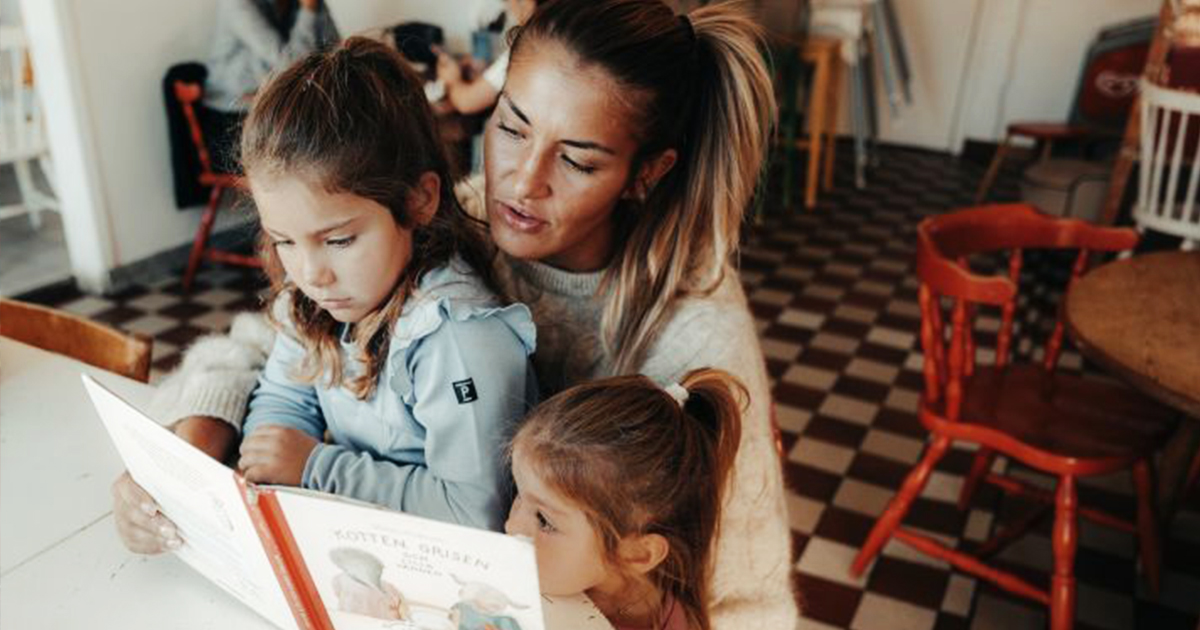 Paula Rosas: Jag läser för att få ha barnen intill mig — Bokino Just nu – Paula Rosas